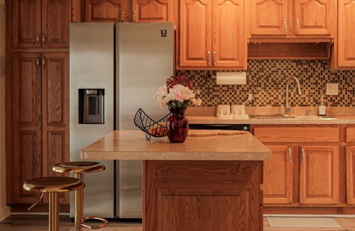 Streamwood Casa | Your Cozy Getaway with Sunroom & Gaming Room