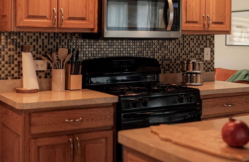 Streamwood Casa | Your Cozy Getaway with Sunroom & Gaming Room
