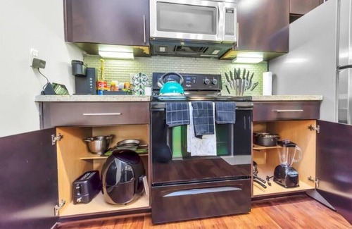 South Main Apartamento | Your Emerald Luxury Escape-King Suite/MED/NRG/DTWN