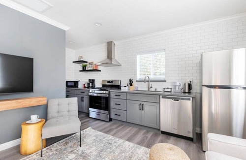 South San Gabriel Casa | Your Enchanting Studio Retreat: Perfect for Solo Adventurers and Couples, Unwind in Luxury with a King Bed, Gourmet Kitchen, Free Laundry Perks, and Lightning-Fast Internet for Ultimate Entertainment.