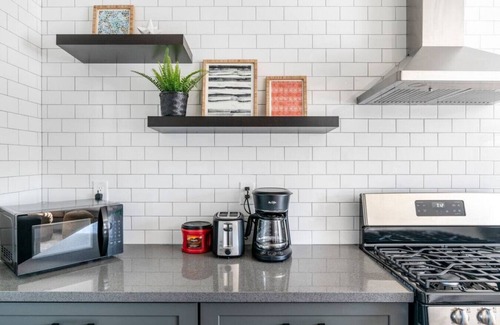South San Gabriel Casa | Your Enchanting Studio Retreat: Perfect for Solo Adventurers and Couples, Unwind in Luxury with a King Bed, Gourmet Kitchen, Free Laundry Perks, and Lightning-Fast Internet for Ultimate Entertainment.
