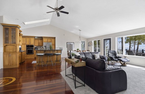 Suttons Bay Casa | Your eye is caught, and your senses overwhelmed, when you enter The Step Lodge