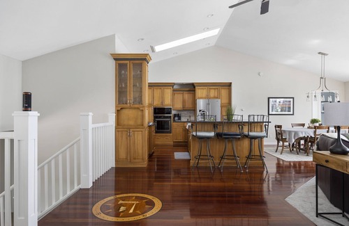 Suttons Bay Casa | Your eye is caught, and your senses overwhelmed, when you enter The Step Lodge