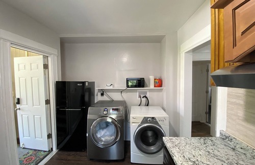 Waterbury Apartamento | Your Fully Equipped Travel Space. Parking. Spacious. Close to Highways.