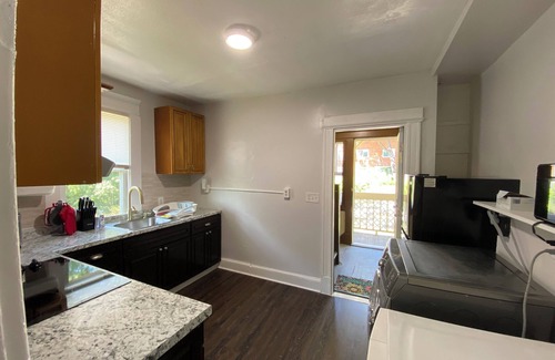Waterbury Apartamento | Your Fully Equipped Travel Space. Parking. Spacious. Close to Highways.