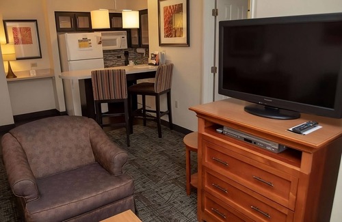 Vance Jackson Apartamento | Your Gateway to San Antonio's Charms! Spacious Suite with Full Kitchen! Pool!