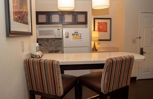 Vance Jackson Apartamento | Your Gateway to San Antonio's Charms! Spacious Suite with Full Kitchen! Pool!