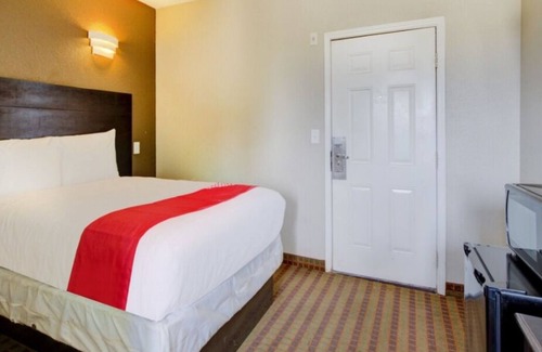 Dilley Casa | Your Home Away From Home! Near Dilley City Park! Free Breakfast with Parking!