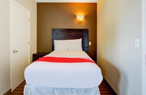 Dilley Casa | Your Home Away From Home! Near Dilley City Park! Free Breakfast with Parking!