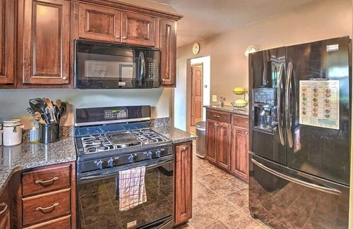 Macon Casa | Your home away from home! Stay as if you had never left in this small town home!