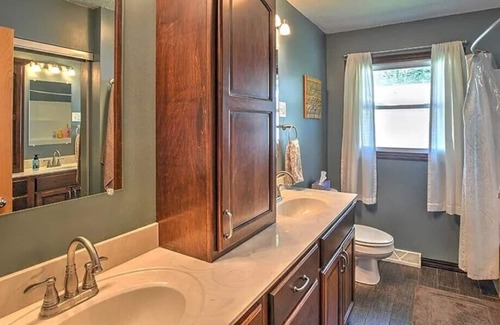 Macon Casa | Your home away from home! Stay as if you had never left in this small town home!