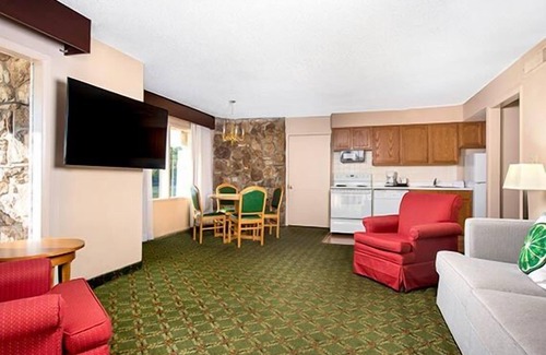 Osage Beach Hotel | Your Home Away From Home! 2 Convenient Units, Pool, Free Parking