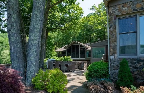Greenwood Lake Casa | Your lakefront castle awaits you …