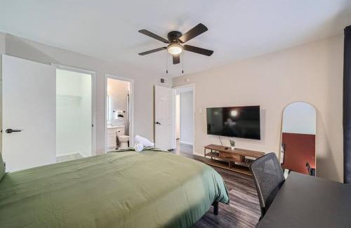 Brentwood Apartamento | Your Modern 2B Getaway - W/D, Pool, Prkg - 10min to DTWN