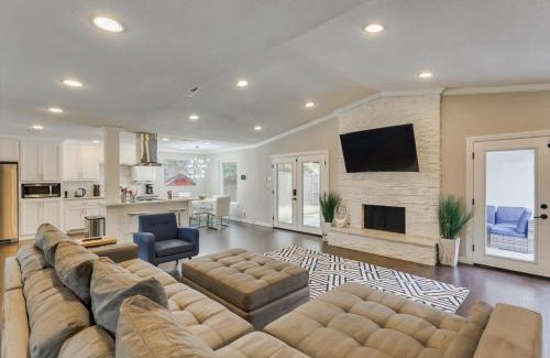Dallas Casa | Your Modern and Bright Home w Private Pool