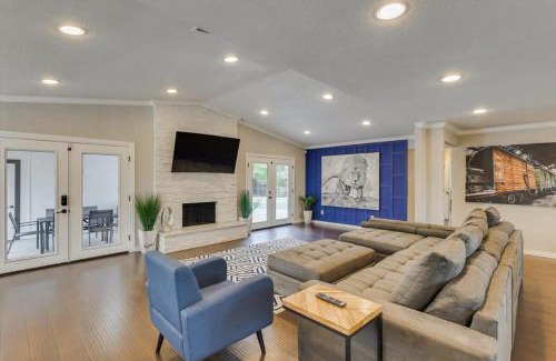Dallas Casa | Your Modern and Bright Home w Private Pool