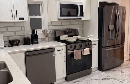 Orange Casa | Your Oasis in the City w/ Jacuzzi , Parking, self check in and WiFi