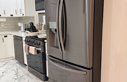 Orange Casa | Your Oasis in the City w/ Jacuzzi , Parking, self check in and WiFi