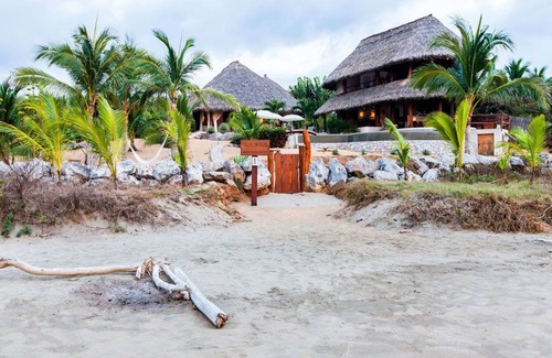 Troncones Villa | Retiro de lujo frente al mar privado en Troncones, 12 + invitados