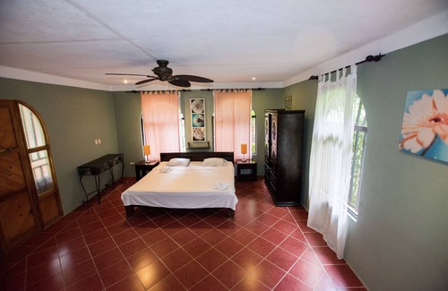 Ballena Hotel | 5 Villas privadas, auténticas, de estilo español.
