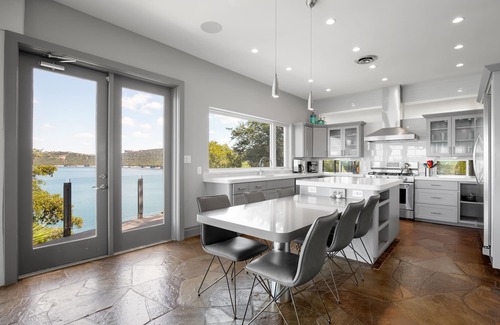 Hughes Park Lake Casa | ¡Impresionantes vistas y fácil acceso al lago desde Your Private Waterfront Resort!