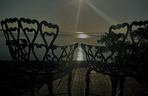 Guilford Casa | Your own Thimble Islands private cottage! (accessible by car via Old Quarry)