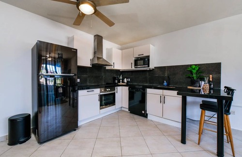 Palm Beach Condominio | Your Palm Beach Getaway: Walk to Beach & Hotels