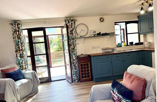 Bedford Cabaña | Your peaceful home away from home - Harry's Lakeside hideout.