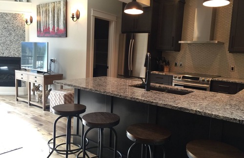 Canmore Condominio | Su ático con una bañera de hidromasaje privada en la azotea.