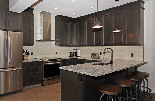 Canmore Condominio | Su ático con una bañera de hidromasaje privada en la azotea.