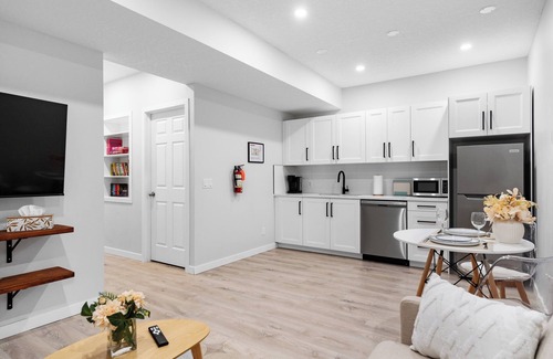 Southeast Calgary Casa | Your Perfect Calgary Stay - 1-Bedroom Suite | Full Kitchenette + Laundry + Desk