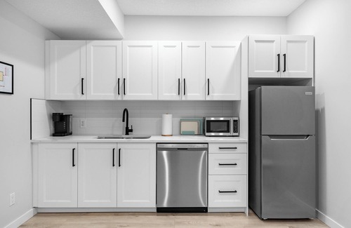 Southeast Calgary Casa | Your Perfect Calgary Stay - 1-Bedroom Suite | Full Kitchenette + Laundry + Desk