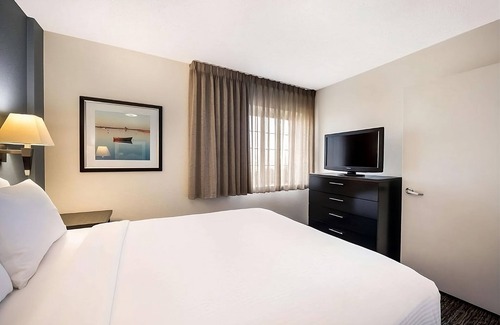 Newell Hotel | Your Pleasant Vacation! Short Drive to Mallard Creek Greenway