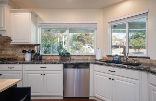 Bakersfield Casa | Your Poolside Hideaway