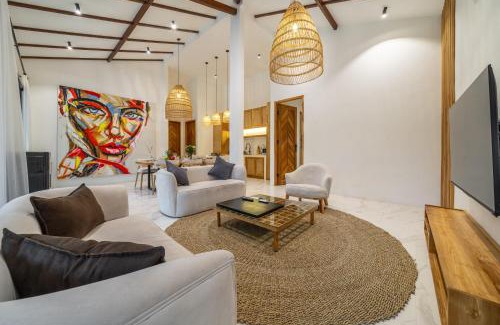 Penestanan Villa | Your Private Oasis in Bali - Modern Villa, Big Pool, Lush Surroundings