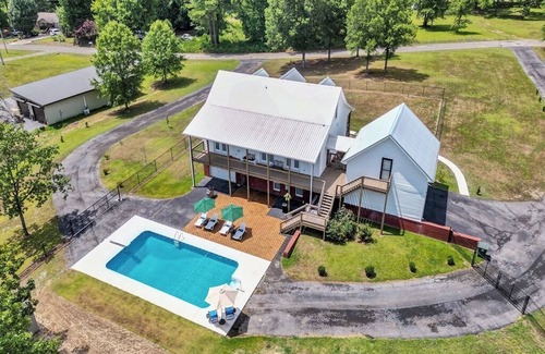 Cullman Casa | Tu Paraíso Privado con Piscina: Refugio de Lujo a Minutos del Lago Smith
