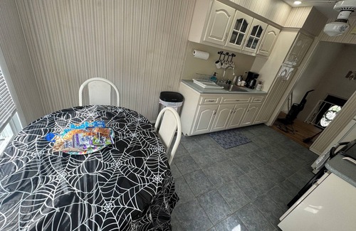 Hauppauge Casa | Your Quiet Home Away from Home – 3BR Oasis with Amenities