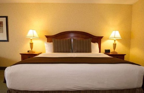 Port Angeles Complejo | Your Relaxing Getaway Awaits! Outdoor Pool, FREE Parking, Pets Allowed!