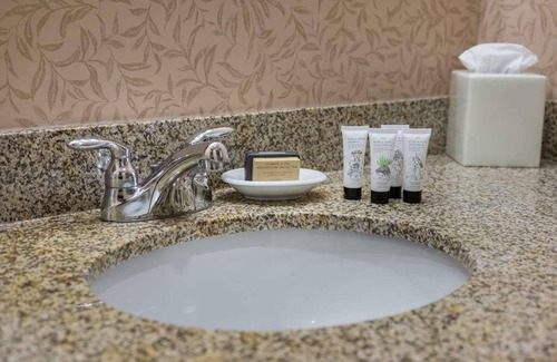 Port Angeles Complejo | Your Relaxing Getaway Awaits! Outdoor Pool, FREE Parking, Pets Allowed!
