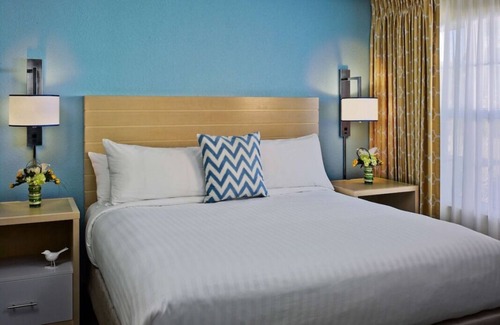 Chesterfield Apartamento | Your Relaxing Getaway Awaits! Pets Allowed, FREE Parking & Breakfast!