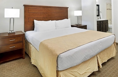 North Scottsdale Hotel | Your Relaxing Getaway Awaits! Onsite Pool, Kitchen, Free Parking!