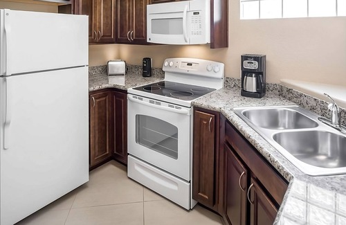 North Scottsdale Hotel | Your Relaxing Getaway Awaits! Onsite Pool, Kitchen, Free Parking!