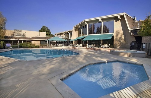 Redding Complejo | Your Relaxing Getaway Awaits! Outdoor Pool, FREE Parking, Pets Allowed!
