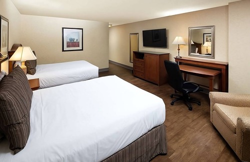 Redding Complejo | Your Relaxing Getaway Awaits! Outdoor Pool, FREE Parking, Pets Allowed!
