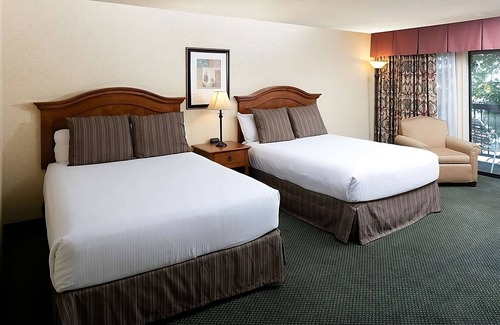 Redding Complejo | Your Relaxing Getaway Awaits! Outdoor Pool, FREE Parking, Pets Allowed!