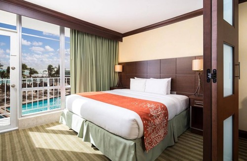 Sunny Isles Beach Hotel | Your Relaxing Getaway Awaits! 4 Great Units, Pool, Pets Allowed