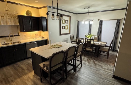 Lafayette Casa | Your stay at our "Cajun Gold Getaway" promises to be unforgettable. 5 Bedrooms!