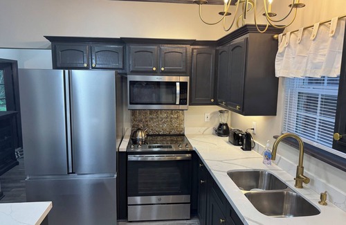 Lafayette Casa | Your stay at our "Cajun Gold Getaway" promises to be unforgettable. 5 Bedrooms!
