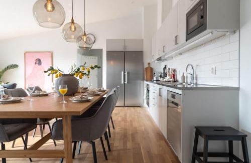 Bastad Casa | Youthful 3BR Flat with Balcony and Hobby Game Board