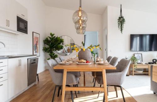 Bastad Casa | Youthful 3BR Flat with Balcony and Hobby Game Board